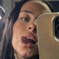 Чарли Макмахон Голая