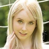 Джемма Луиз Голая