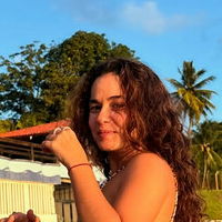 Мениняс де Салвадор Голая