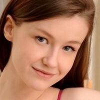 Скромная Эмили Голая